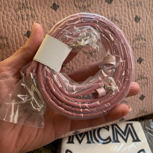 Authentic MCM logo Diamond Leather zip top clutch/Crosby❤️ - Picture 6 of 15